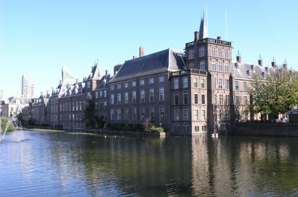 De Hofvijver met het Binnenhof in Den Haag